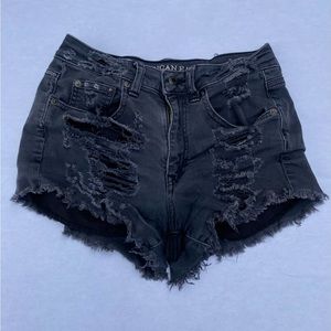 The cutest vintage black distressed shorts